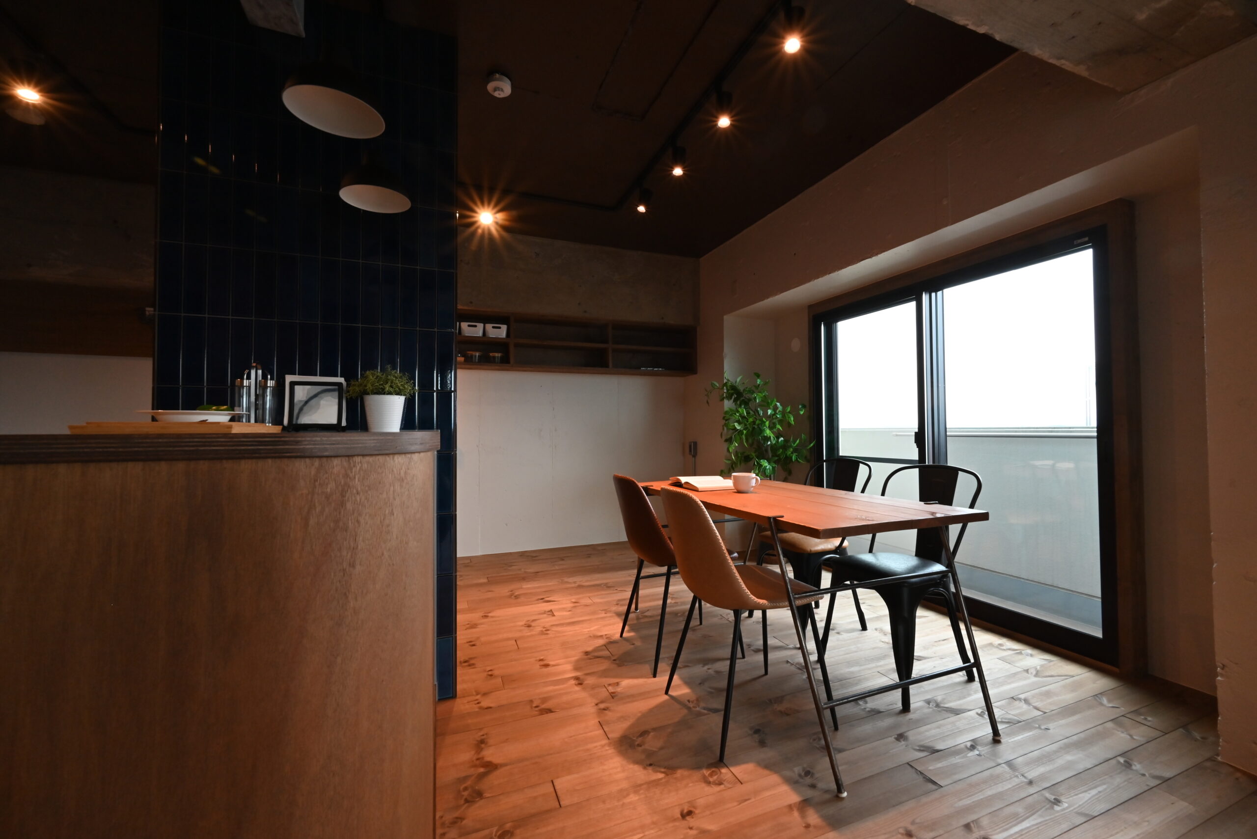 No.52 素材を楽しむ、タイル×木のLDK – 栃木のリフォーム・リノベーションはK-LIVING Renovaitonへ【川堀工務店】