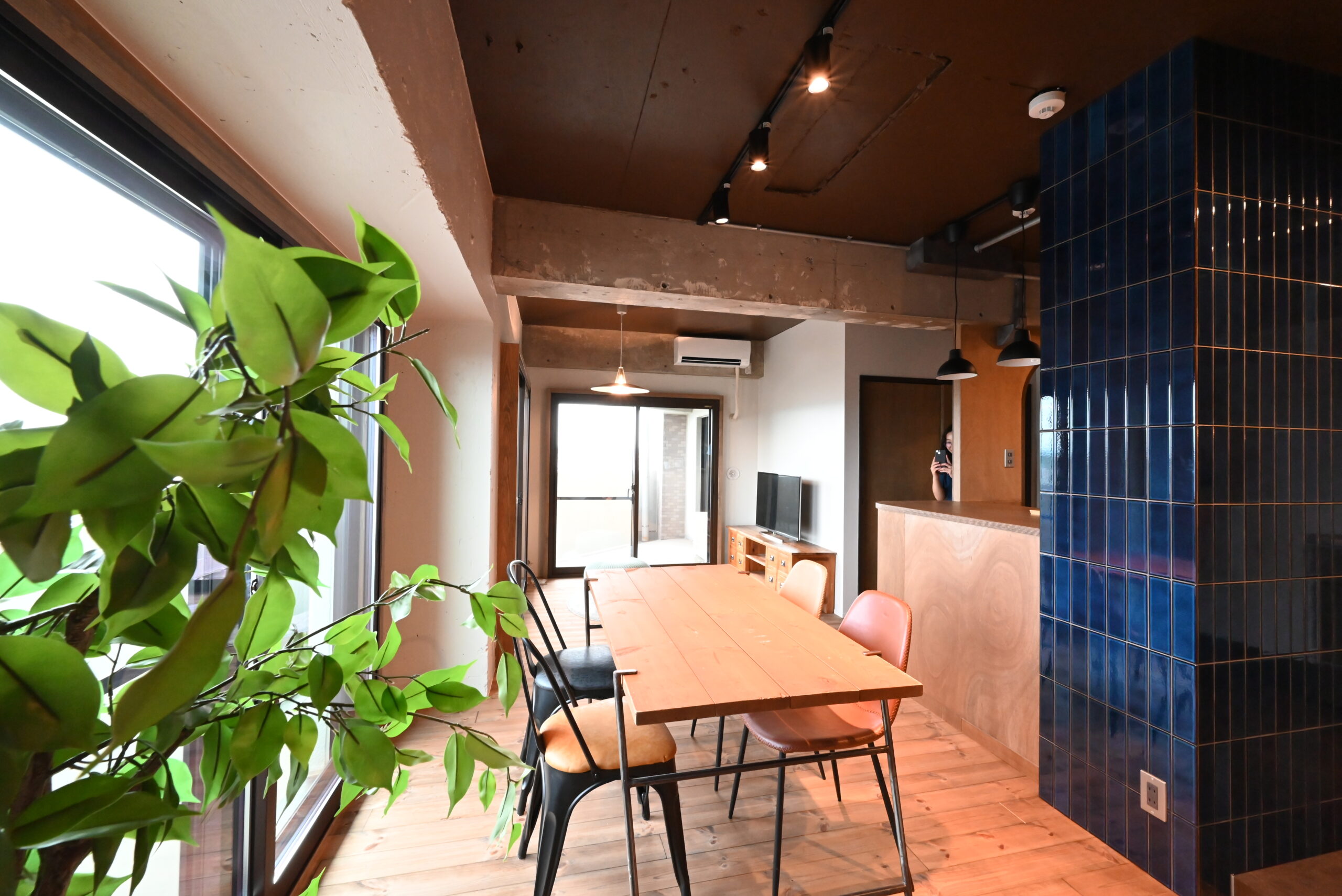 No.52 素材を楽しむ、タイル×木のLDK – 栃木のリフォーム・リノベーションはK-LIVING Renovaitonへ【川堀工務店】